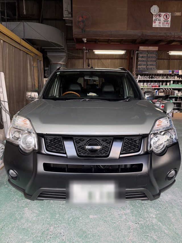 施工を終え、左右のヘッドライトが透明に戻った状態でお引き渡しを待つお車