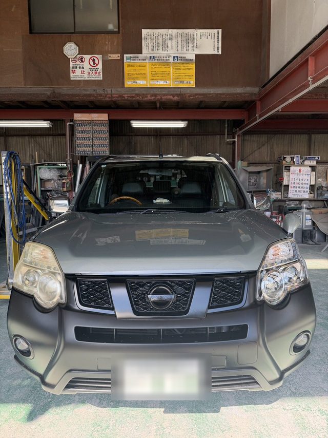 車体に装着したまま、右側のヘッドライトだけ施工を終えた状態