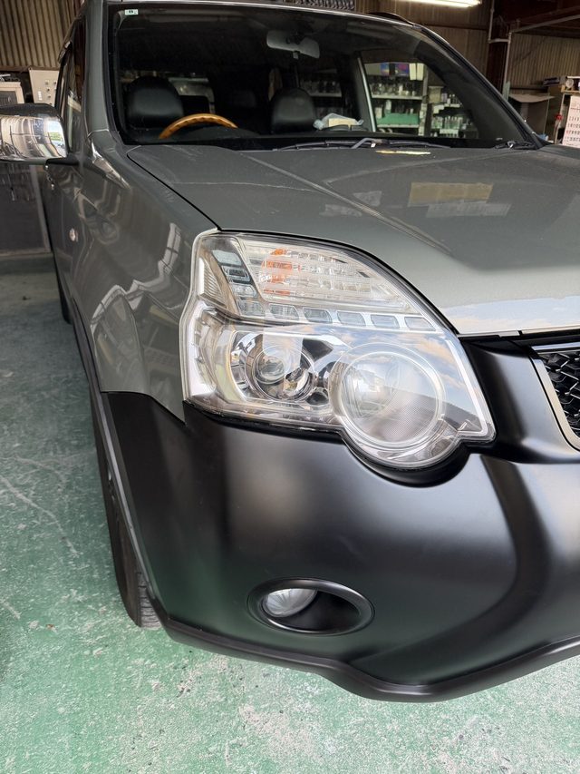 車体に装着したまま施工を終えたヘッドライト