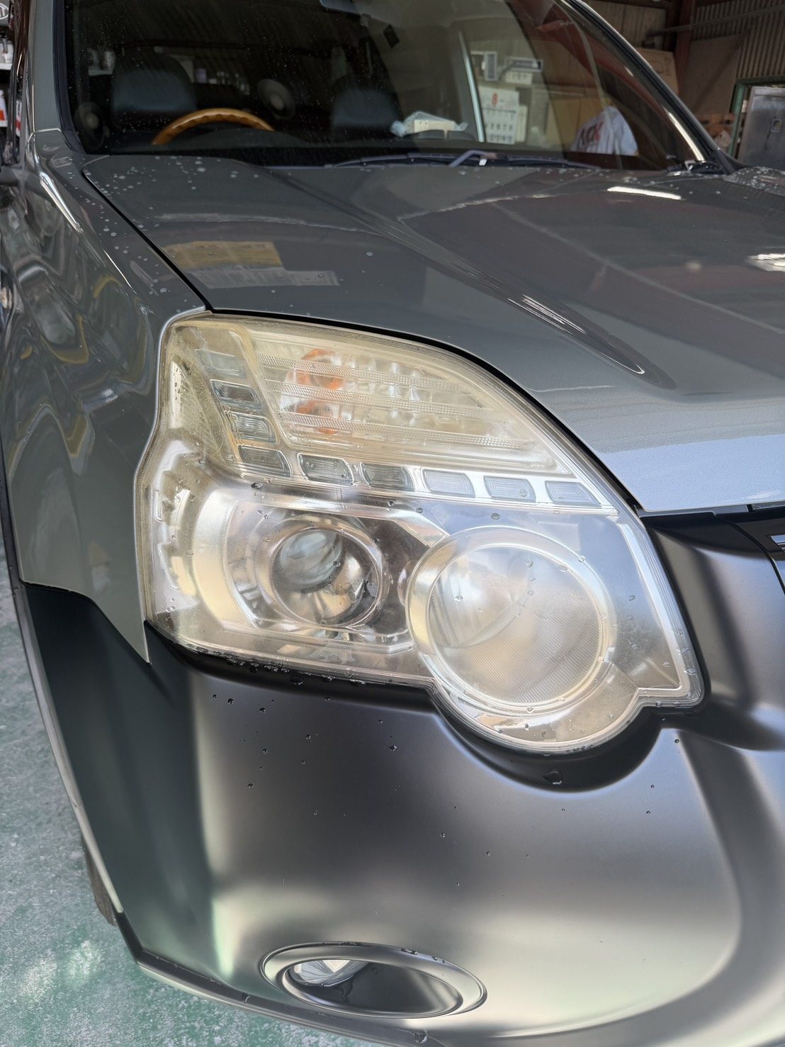 車体に装着したままのヘッドライト。通常は脱着せずに施工する